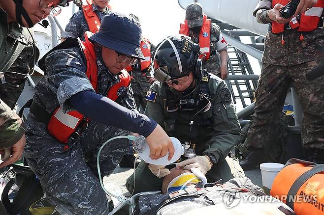 해군 1함대-국군대전병원 합동 의무지원 훈련 (동해=연합뉴스) 21일 동해 해상에서 실시한 '해군 1함대-국군대전병원 합동 의무지원 훈련'에서 국군대전병원 전방전개외과팀이 현시학함에 도착해 응급환자에 대한 응급조치를 하고 있다. 2025.8.21 [해군1함대사령부 제공. 재판매 및 DB 금지] yoo21@yna.co.kr