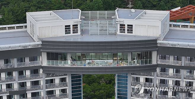 'VIP 모셔라'…경주 APEC 앞두고 리모델링 나선 호텔 (경주=연합뉴스) 윤관식 기자 = 21일 경북 경주시 소노캄 경주 호텔이 APEC 정상회의 개최를 앞두고 VIP유치를 위해 리모델링 공사중인 모습. 2025.8.21 psik@yna.co.kr