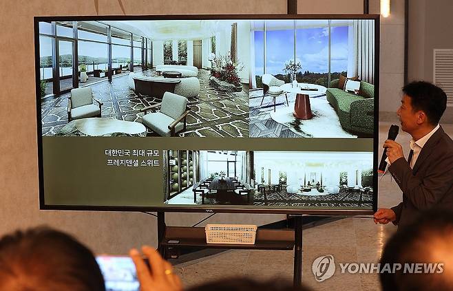 'VIP 모셔라'…경주 APEC 앞두고 분주한 호텔 (경주=연합뉴스) 윤관식 기자 = 21일 경북 경주시 소노캄 경주 리모델링 공사 현장에서 언론인 초청 APEC 현장 준비상황 설명회가 열린 가운데 호텔 관계자가 VIP유치를 위한 숙소 리모델링 상황을 설명하고 있다. 2025.8.21 psik@yna.co.kr