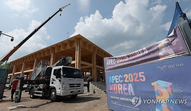 경주 APEC 앞두고 만찬장 조성 공사 한창 (경주=연합뉴스) 윤관식 기자 = 21일 경북 경주시 경주국립박물관에서 언론인 초청 APEC 현장 준비상황 설명회가 열린 가운데 APEC 정상회의 만찬장 조성 공사가 진행되고 있다. 2025.8.21 psik@yna.co.kr