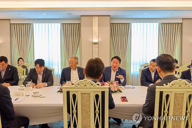 이재명 대통령, 미일 순방 경제인 간담회 (서울=연합뉴스) 이재명 대통령이 19일 서울 용산 대통령실 청사에서 미일 순방 경제인 간담회 중 참석자 발언을 듣고 있다. 
    오른쪽부터 김동관 한화그룹 부회장, 최태원 대한상공회의소 회장 겸 SK그룹 회장, 류진 한국경제인협회장, 조원태 한진그룹 회장, 서정진 셀트리온 회장. 2025.8.19 [대통령실 제공. 재판매 및 DB 금지] photo@yna.co.kr