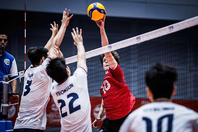 공방 펼치는 한국과 캐나다 U-21 남자배구 대표 선수들  [FIVB 홈피 캡처. 재판매 및 DB 금지]