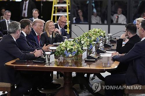 '우크라 종전' 논의 위해 백악관 모인 美·우크라·유럽 정상들 [AP 연합뉴스 자료사진. 재판매 및 DB 금지]