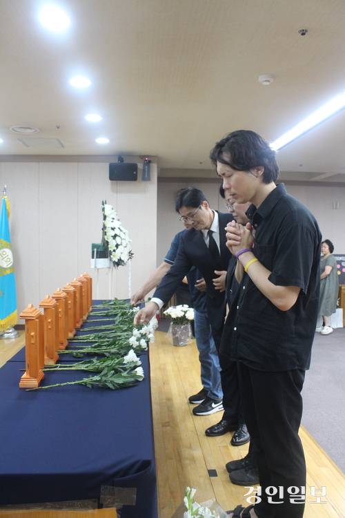 22일 오전 부천시의회 3층 대회의실에서 ‘부천호텔화재참사’ 1주기 추모식이 열린 가운데 유가족 및 참석자들이 희생자들을 기리기 위해 헌화하고 있다. 2025.8.22 /김연태기자 kyt@kyeongin.com