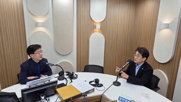 이도형 앵커와 배준영 국회의원(오른쪽). 2025.8.22 [경인방송DB]