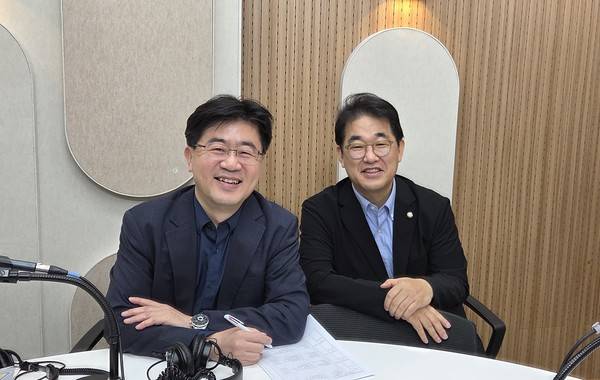 이도형 앵커와 배준영 국회의원(오른쪽). 2025.8.22 [경인방송DB]