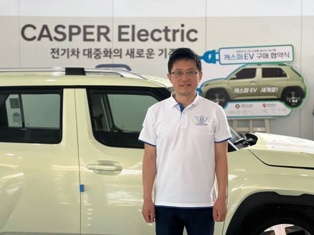 21일 광주시청 로비에 있는 캐스퍼 앞에서 포즈를 취하고 있는 양이 교수.