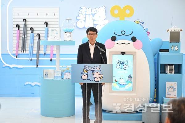 울산문화관광재단은 문화도시 울산 브랜드 '꿈보다 해몽' 팝업 홍보관 개관식을 22일 울산시 남구 삼산동 업스퀘어 4층에서 열었다. 오경탁 울산문화관광재단 대표이사가 인사말을 하고 있다. 김도현기자 do@ksilbo.co.kr