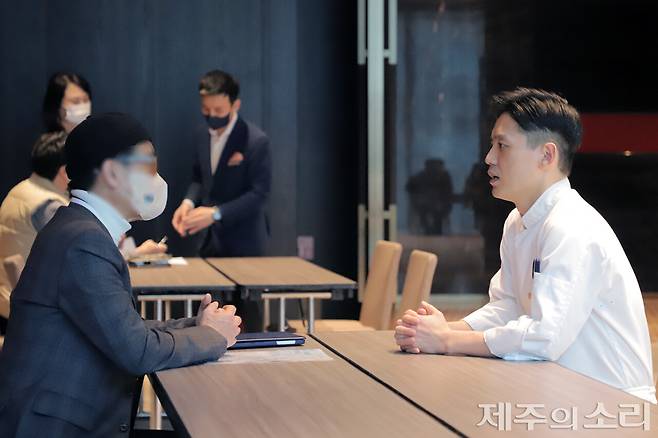 식음료 직무 현장 근무자와 대화를 나누고 있는 한 참가자. ⓒ제주의소리 자료사진