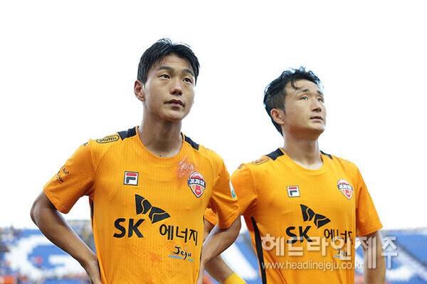 제주SK 김준하(사진 왼쪽). (사진=제주SK FC)