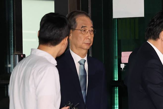 한덕수 전 국무총리가 20일 서울 서초구 서울고등검찰청에 마련된 조은석 내란특검 사무실에서 12.3 비상계엄 방조 등 혐의로 피의자 조사를 마친 뒤 귀가하고 있다. 사진=뉴시스