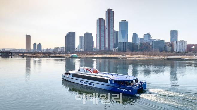 9월 정식 운항을 앞둔 ‘한강버스’가 지난 12일 시민체험 운항을 시작하며 한강 위를 달리고 있다.(사진=서울관광재단)