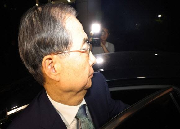 피의자 신분으로 소환된 한덕수 전 국무총리가 20일 서울 서초구 서울고검에 마련된 내란 특검 사무실을 나서고 있다. (사진=연합뉴스)