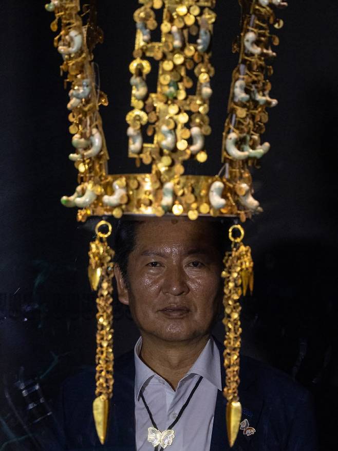 정청래 민주당대표가 SNS 착시기법으로 마치 천마총 금관을 쓴 듯한 사진을 찍어 눈길을 끌었다. (사진=정청래 SNS)