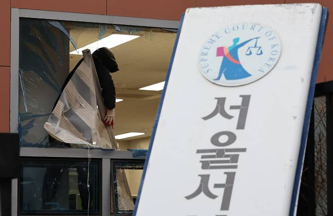 19일 오후 서울 마포구 서울서부지방법원에서 작업자들이 윤석열 대통령 지지자들의 난입으로 파손된 시설들을 청소하고 있다.(사진=뉴시스)