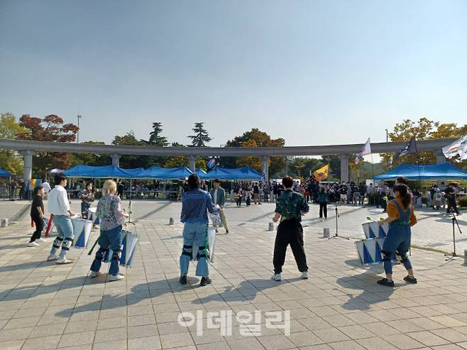 2022년 10월15일 인천 남동구 관교동 중앙어린이교통공원 월드컵프라자에서 열린 제5회 인천퀴어문화축제에서 ‘레츠피스’가 공연하고 있다. (사진 = 이종일 기자)