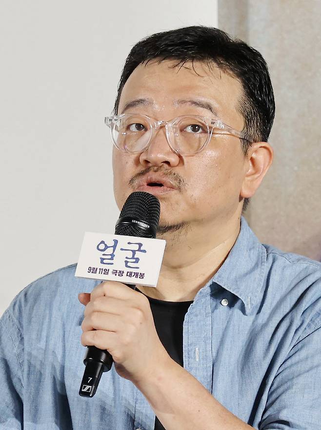 연상호 감독이 22일 서울 광진구 롯데시네마 건대입구점에서 열린 영화 ‘얼굴’ 제작보고회에서 질문에 답하고 있다.(사진=연합뉴스)