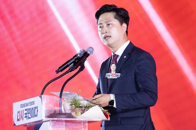 국민의힘 우재준 신임 청년최고위원이 22일 충북 청주시 오스코에서 열린 제6차 전당대회에서 수락 연설을 하고 있다. (사진 = 연합뉴스)