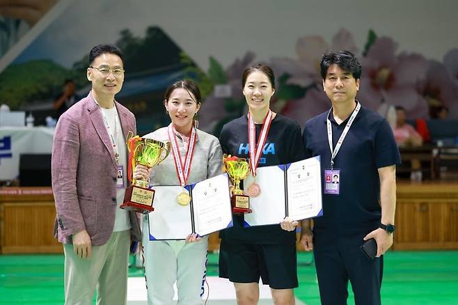 여자 사브르 개인전 우승한 김정미(왼쪽에서 두 번째)와 동메달 딴 서지연(오른쪽에서 두 번째)