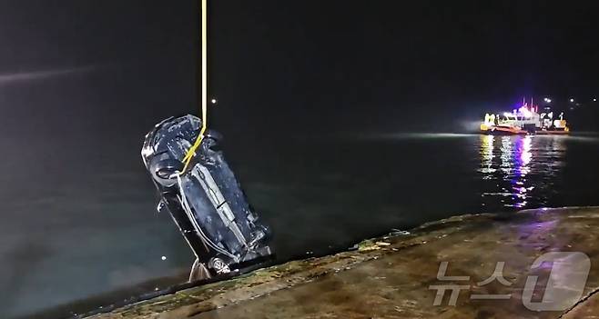 목포해경이 지난 2일 진도군 진도항에서 일가족 4명이 탑승한 차량을 인양하고 있다.(목포해경 제공. 재판매 및 DB 금지) 2025.6.3/뉴스1 ⓒ News1 박지현 기자