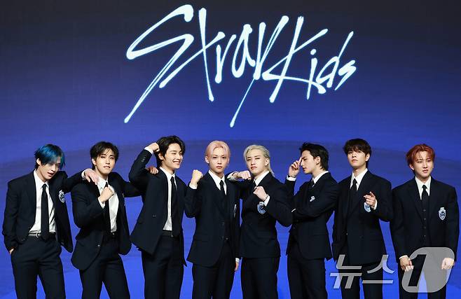 스트레이 키즈(Stray Kids) 리노(왼쪽부터)와 한, 아이엔, 필릭스, 방찬, 현진, 승민, 창빈이 22일 오전 서울 영등포구 콘래드호텔에서 열린 네 번째 정규 앨범 ‘KARMA’ 기자간담회에 참석해 포즈를 취하고 있다. 2025.8.22/뉴스1 ⓒ News1 권현진 기자
