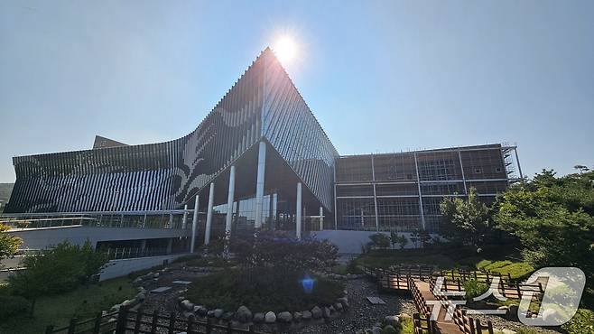 APEC 2025 정상회의를 70여일 앞둔 20일 정상회의장인 경주 화백컨벤션센터와 미디어센터 공사가 한창이다. 2025.8.20/뉴스1 ⓒ News1 최창호 기자