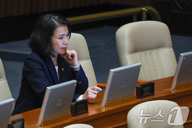 이진숙 방송통신위원장이 22일 오전 서울 여의도 국회에서 열린 제428회 국회(임시회) 본회의에서 이정헌 더불어민주당 의원의 한국교육방송공사법(EBS법) 개정안에 대한 무제한 토론(필리버스터)을 듣고 있다. 2025.8.22/뉴스1 ⓒ News1 안은나 기자
