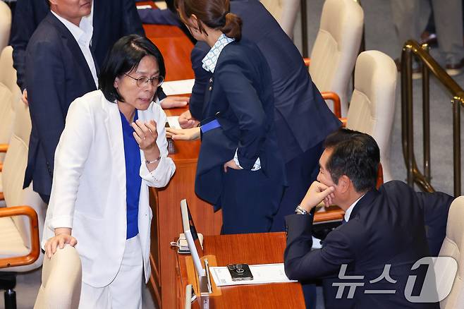 최민희 국회 과학기술정보방송통신위원장이 22일 오전 서울 여의도 국회 본회의장에서 한국교육방송공사법(EBS법) 개정안에 대한 무제한토론 종결동의의 건 무기명투표 개표 중 정청래 더불어민주당 대표와 대화하고 있다. 2025.8.22/뉴스1 ⓒ News1 안은나 기자