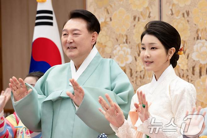 윤석열 대통령과 부인 김건희 여사가 다문화가정 어린이들과 함께 한가위 명절 인사를 전했다고 대통령실이 13일 밝혔다. (대통령실 제공) 2024.9.13/뉴스1 ⓒ News1 송원영 기자
