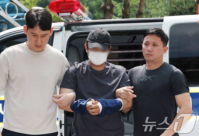 22일 오후 경기 용인시 기흥구 용인서부경찰서로 지인을 살해하고 도주한 30대 남성 A 씨가 압송되고 있다. A 씨는 전날(21일) 오전 2시 40∼50분께 용인시 수지구 한 오피스텔 지하 주차장에서 지인인 30대 여성 B씨를 미리 준비한 흉기로 여러 차례 찔러 살해한 후 도주한 혐의를 받고 있다. 2025.8.22/뉴스1 ⓒ News1 김영운 기자