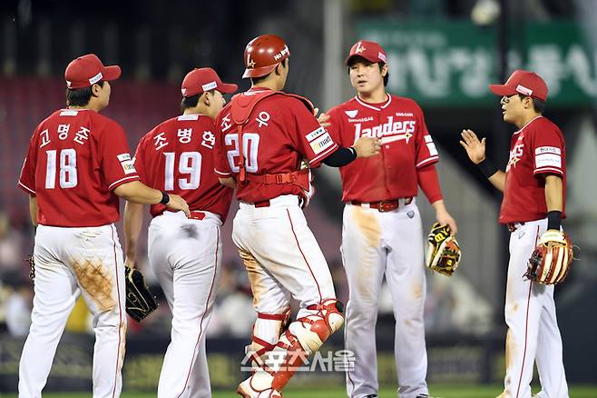 SSG 선수들이 20일 서울 잠실구장에서 열린 2025 KBO리그 두산과 경기에서 5-3으로 승리하며 3연승을 기록한 뒤 하이파이브를 나누고 있다. 잠실 | 박진업 기자 upandup@sportsseoul.com