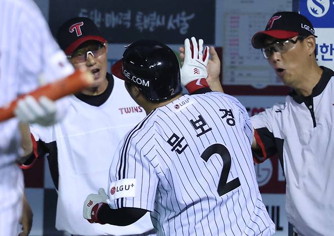 LG 문보경(가운데)이 21일 서울 잠실구장에서 열린 2025 KBO리그 정규시즌 롯데전 7회말 동점 홈런을 친 후 더그아웃에 들어오며 염경엽 감독과 하이파이브를 하고 있다. 사진 | 연합뉴스