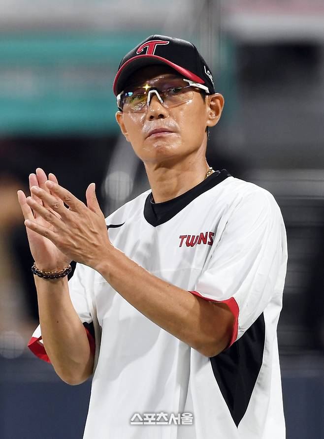 LG 염경엽 감독이 12일 수원케이티위즈파크에서 열린 2025 KBO리그 KT와 경기에 11-2로 승리한 뒤 선수들에게 박수를 보내고 있다. 수원 | 박진업 기자 upandup@sportsseoul.com