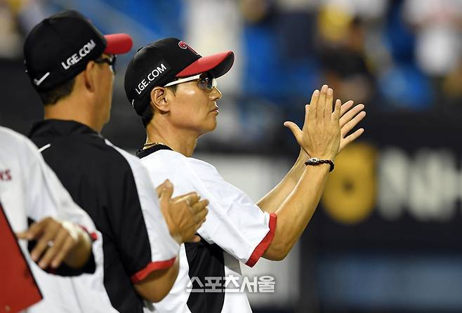 LG 염경엽 감독이 5일 잠실구장에서 열린 2025 KBO리그 두산과 경기에서 4-2로 승리한 뒤 선수들을 향해 박수를 보내고 있다. LG는 7연승을 내달리며 같은 날 KT에 패한 한화를 끌어내리고 리그 단독 1위로 올라섰다. 잠실 | 박진업 기자 upandup@sportsseoul.com