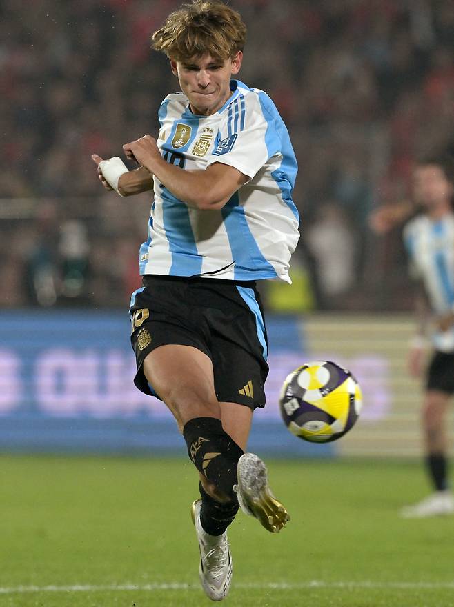 Argentina's midfielder #18 Nico Paz kicks the ball during the 2026 FIFA World Cup South American qualifiers football match between Chile and Argentina at the Nacional Julio Martinez Pradanos stadium in Santiago, on June 5, 2025. (Photo by Rodrigo ARANGUA / AFP)<저작권자(c) 연합뉴스, 무단 전재-재배포, AI 학습 및 활용 금지>