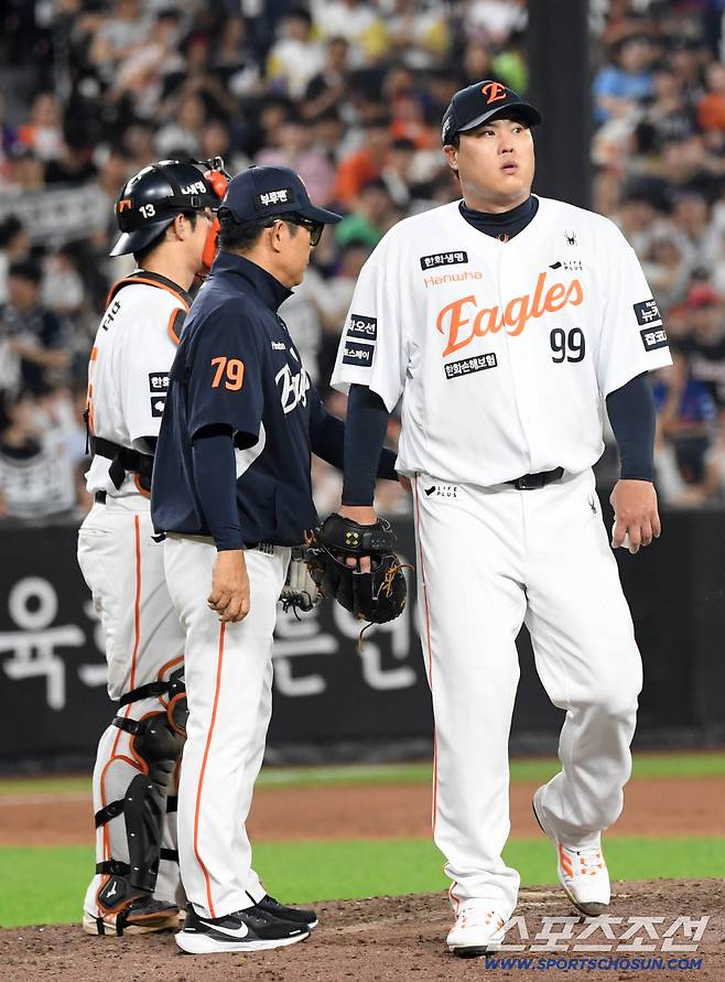 21일 대전 한화생명볼파크에서 열린 한화 이글스와 두산 베어스의 경기. 7회초 무사 만루 두산 박계범에게 역전 만루포를 허용한 한화 선발 류현진이 마운드에서 내려오고 있다. 대전=박재만 기자 pjm@sportschosun.com/2025.08.21/