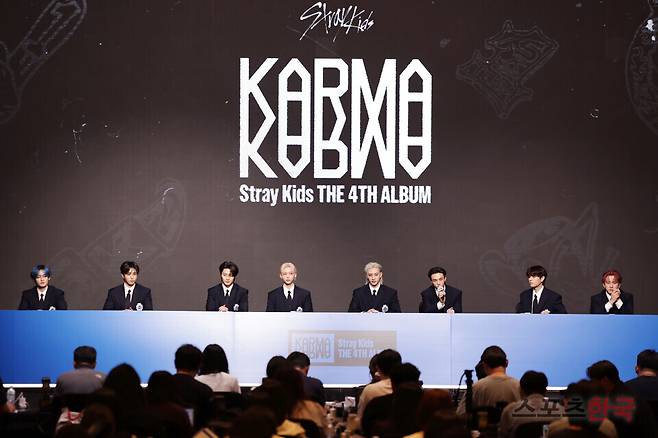 네 번째 정규 앨범 'KARMA'(카르마) 발매 기념 기자간담회에 참석한 스트레이 키즈(Stray Kids). 25.8.22 ⓒ이혜영 기자 lhy@hankooki.com