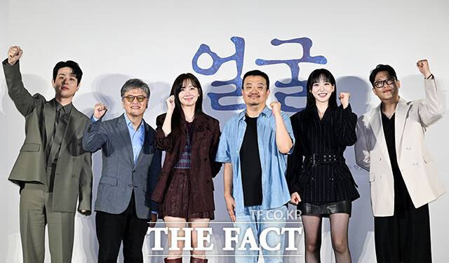 배우 박정민과 권해효, 신현빈, 연상호 감독, 배우 한지현, 임성재(왼쪽부터)가 22일 오전 서울 광진구 롯데시네마 건대입구점에서 열린 영화 '얼굴' 제작보고회에 참석해 포즈를 취하고 있다. /서예원 기자