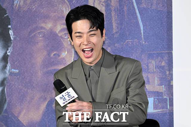 1인 2역에 도전한 박정민은 "아들이 아버지의 젊은 시절을 파헤쳐나가는데 있어서 그 인물을 아들이 연기한 배우가 한다면 보시는 관객들에게 이상한 감정을 전달할 수 있을 것 같았다. 저도 한 번도 해보지 않았던 부분이라서 재밌을 것 같았다"고 소감을 전했다. /서예원 기자