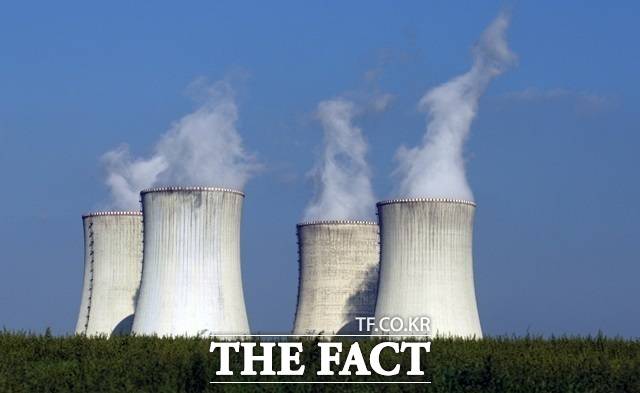 한국수력원자력(한수원)이 체코 원전 수주 과정에서 미국 웨스팅하우스(WEC)와 불공정 계약을 맺었다는 논란에 휩쓸렸던 두산에너빌리티가 신규 사업 기회를 창출할 수 있다는 전망이 나왔다. 체코 두코바니 원전 냉각기 모습. /AP .뉴시스
