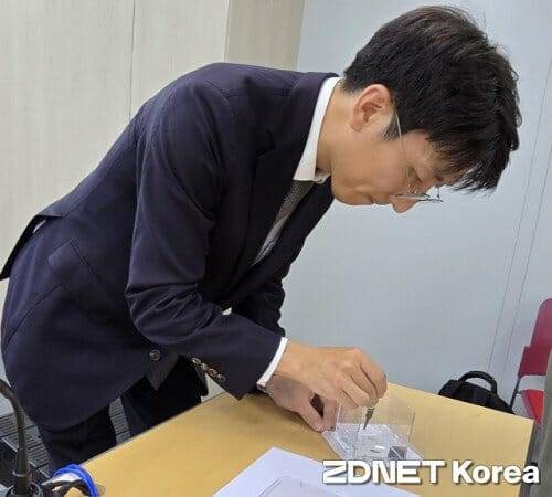 고제성 아주대 교수가 납작한 끈 모양의 인공 팬을 시연하고 있다.