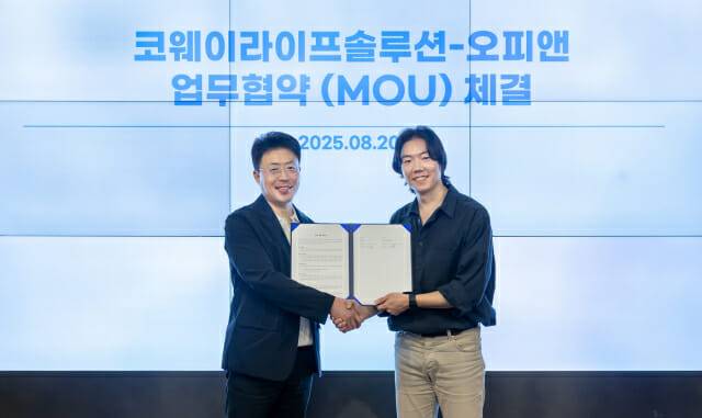 김명곤 코웨이라이프솔루션 대표(왼쪽)와 오종관 오픈닥터 대표(오른쪽)가 지난 20일 서울 구로구 지타워 코웨이라이프솔루션 본사에서 진행된 업무협약식에서 기념 촬영을 하고 있다. (사진=코웨이)