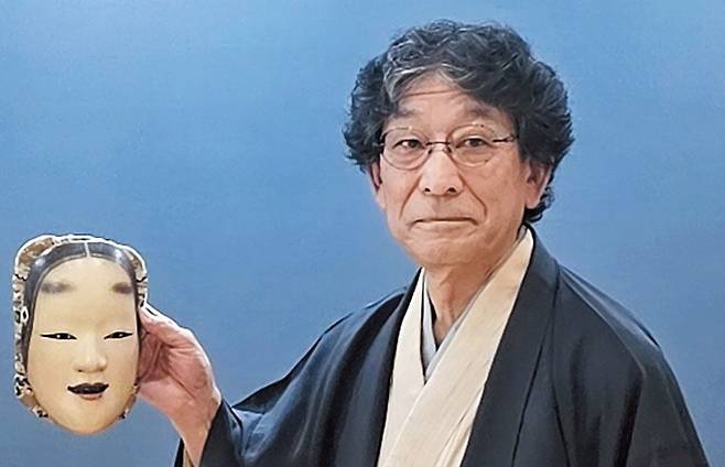 일본 전통 가무극 '노(能)'의 형식에 일제 강제 징용 유족의 아픔을 담은 창작극 '망한가'를 서울 국립극장에서 공연하는 시미즈 간지씨가 연기할 때 쓸 가면을 들어 보이고 있다. /이태훈 기자