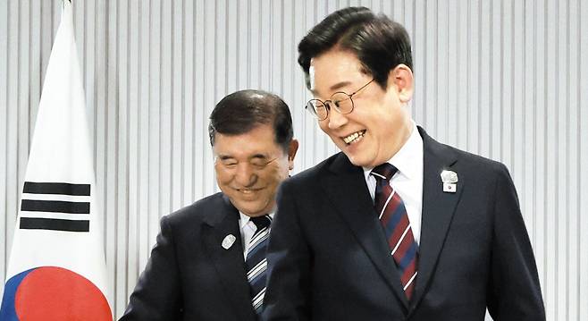 이재명 대통령과 이시바 시게루 일본 총리가 지난 7월 캐나다에서 열린 G7(주요 7국) 정상회의장에서 열린 한일 정상회담 당시 밝은 표정으로 웃고 있다. /연합뉴스
