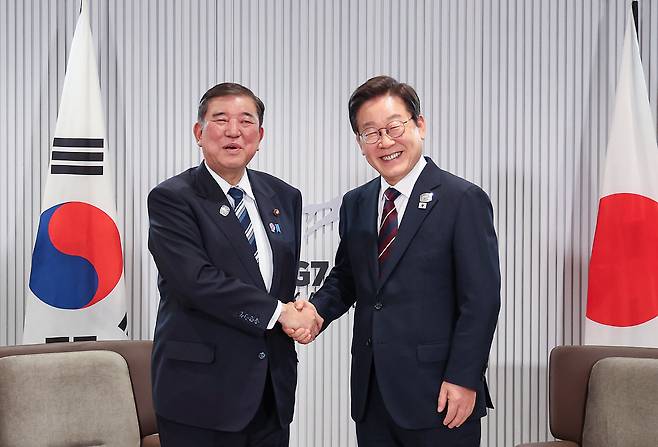 이재명 대통령과 이시바 시게루 일본 총리가 지난 6월 17일(현지 시각) 캐나다 앨버타주 캐내내스키스 주요 7개국(G7) 정상회의장에서 열린 한일 정상회담에서 악수하고 있다./연합뉴스