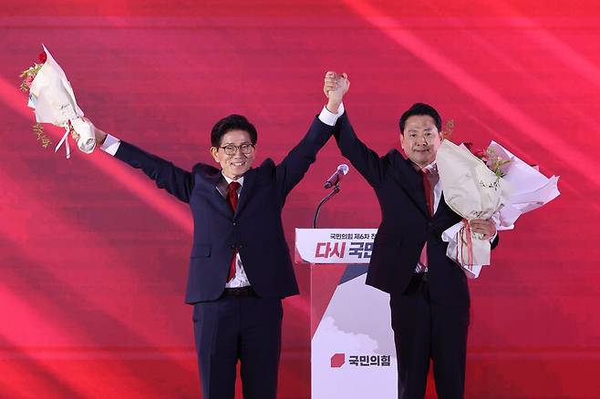 김문수(왼쪽)·장동혁 국민의힘 당대표 후보가 22일 오후 충북 청주시 오스코에서 열린 제6차 전당대회에서 결선 진출에 성공한 뒤 두 손을 번쩍 들어 기뻐하고 있다. /뉴스1