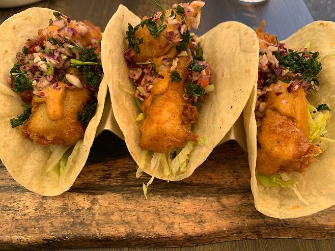 피시 타코(Fish Taco). 실제 멕시코에서 타코는 집집마다 손으로 반죽을 만드는 것은 기본이고 고기나 야채를 조리하는 방식이 각각 달라 맛이 깊고 그 풍미가 다양하다.