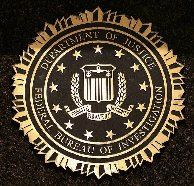 2025년 5월 16일 미국 워싱턴 D.C.에 있는 J. 에드거 후버 빌딩에 연방수사국(FBI) 인장이 찍힌 모습. /연합뉴스