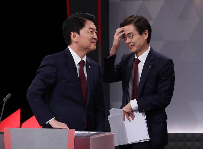 안철수(왼쪽), 조경태 국민의힘 당대표 후보가 지난 17일 오후 서울 영등포구 KBS에서 열린 2차 방송 토론회에 참석하고 있다./뉴스1