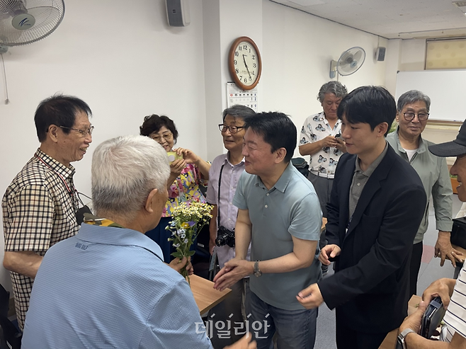 안철수 국민의힘 당대표 후보가 21일 대구 수성구에 위치한 노인종합복지관을 방문한 모습 ⓒ데일리안 오수진 기자